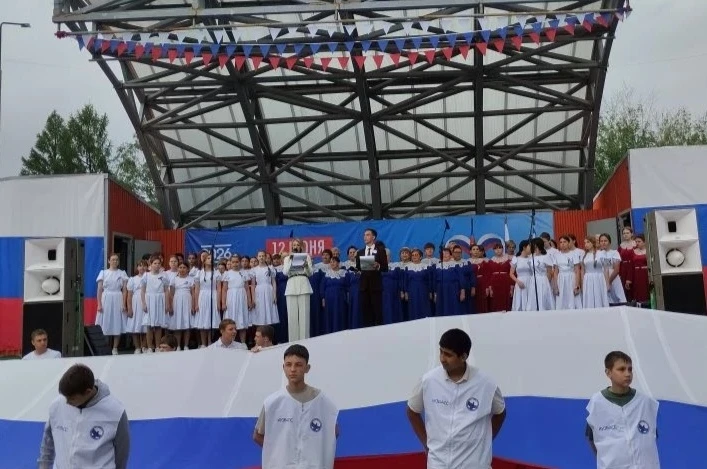 В составе сводного хора г. Белово, учащиеся ДШИ № 76 принимают участие в праздничном мероприятии в п