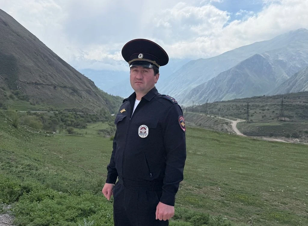В Кабардино-Балкарии старший лейтенант полиции Тахир Атмурзаев, возвращаясь с работы, стал свидетеле