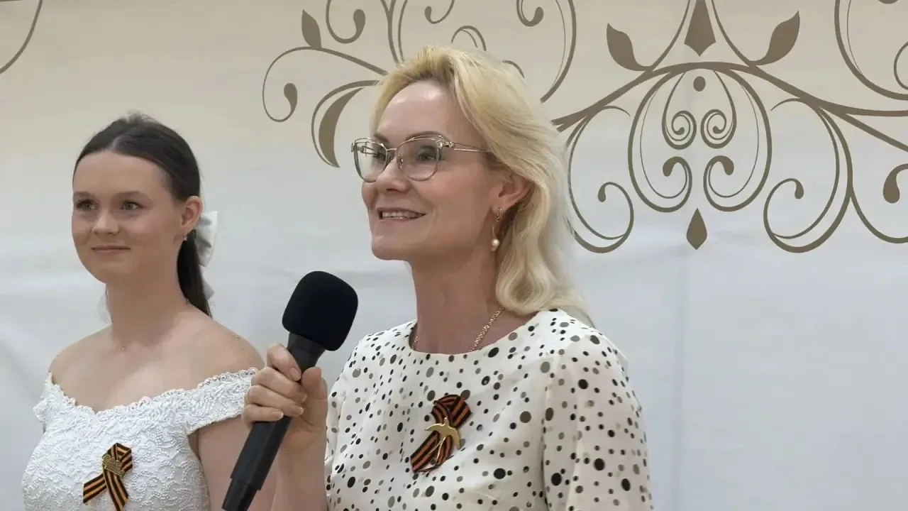 ПОЗДРАВЛЯЕМ!  ✏️Сегодня свой день рождения отмечает самый лучший и дорогой директор нашей школы Акас