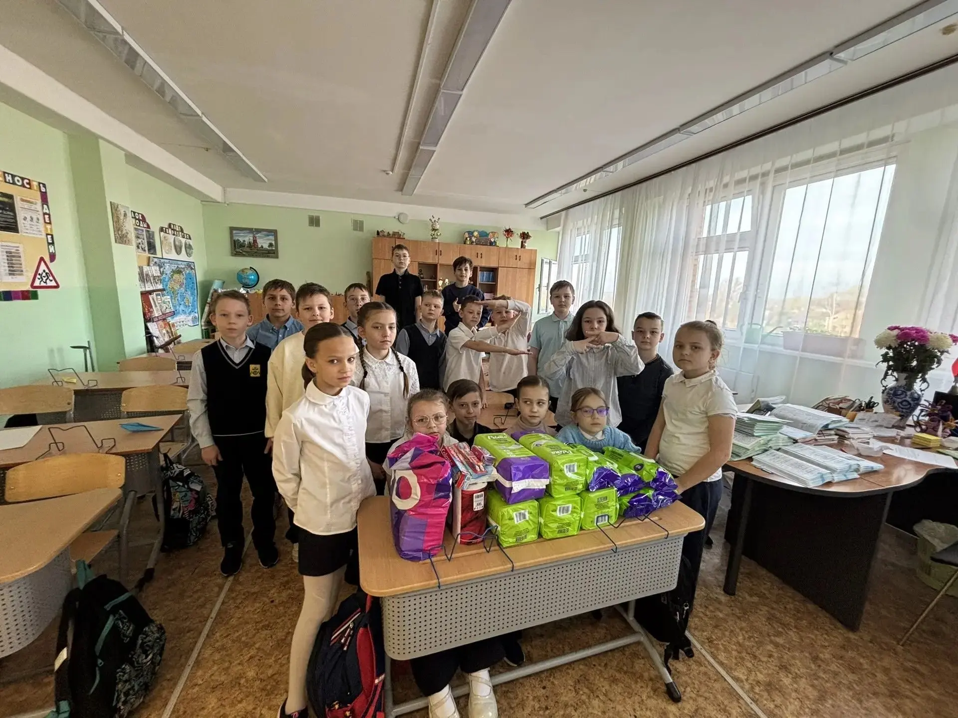 Дорогие друзья!  Наша школа продолжает активную работу по сбору гуманитарной помощи для наших героев
