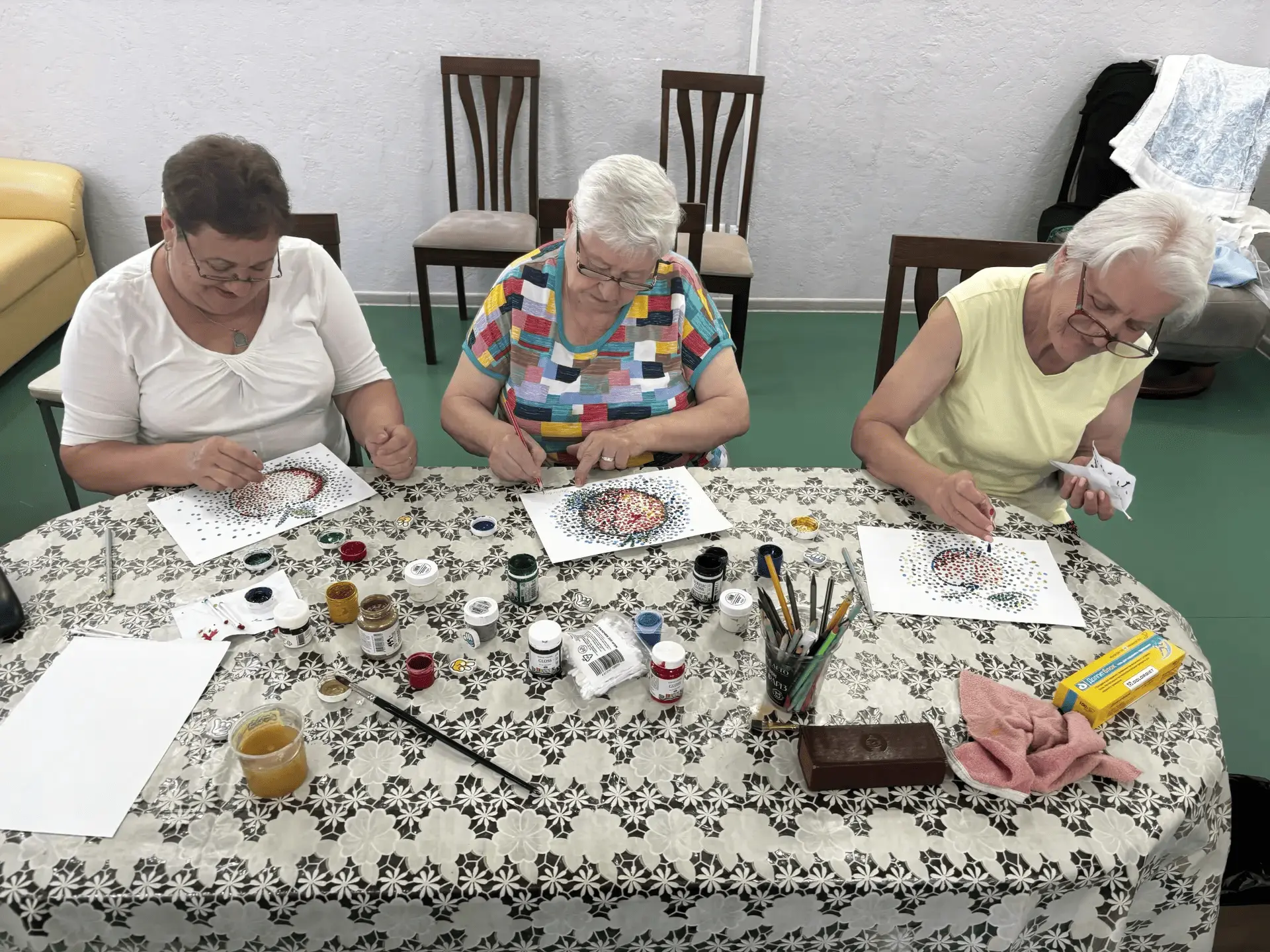 Занятие по рисованию в стиле «пуантилизм» прошло с получателями социальных услуг полуст...