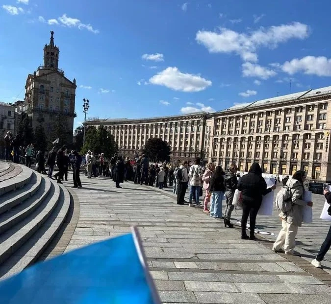Украинцы вышли на акцию за мир в центре Киева.