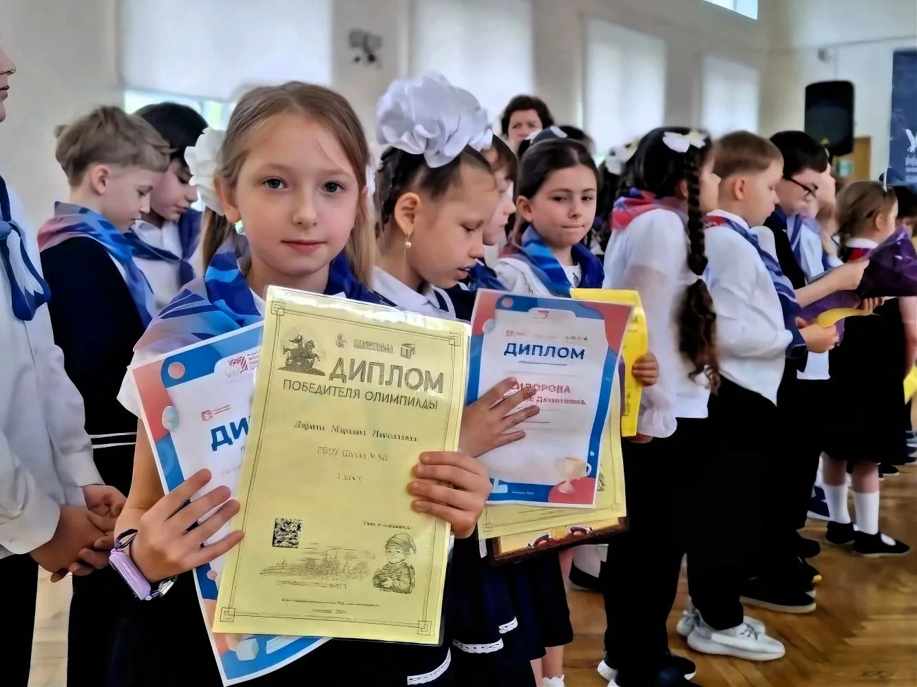 Торжественные линейки: чествуем наших талантливых учеников!  Учебный год подходит к концу — и мы про