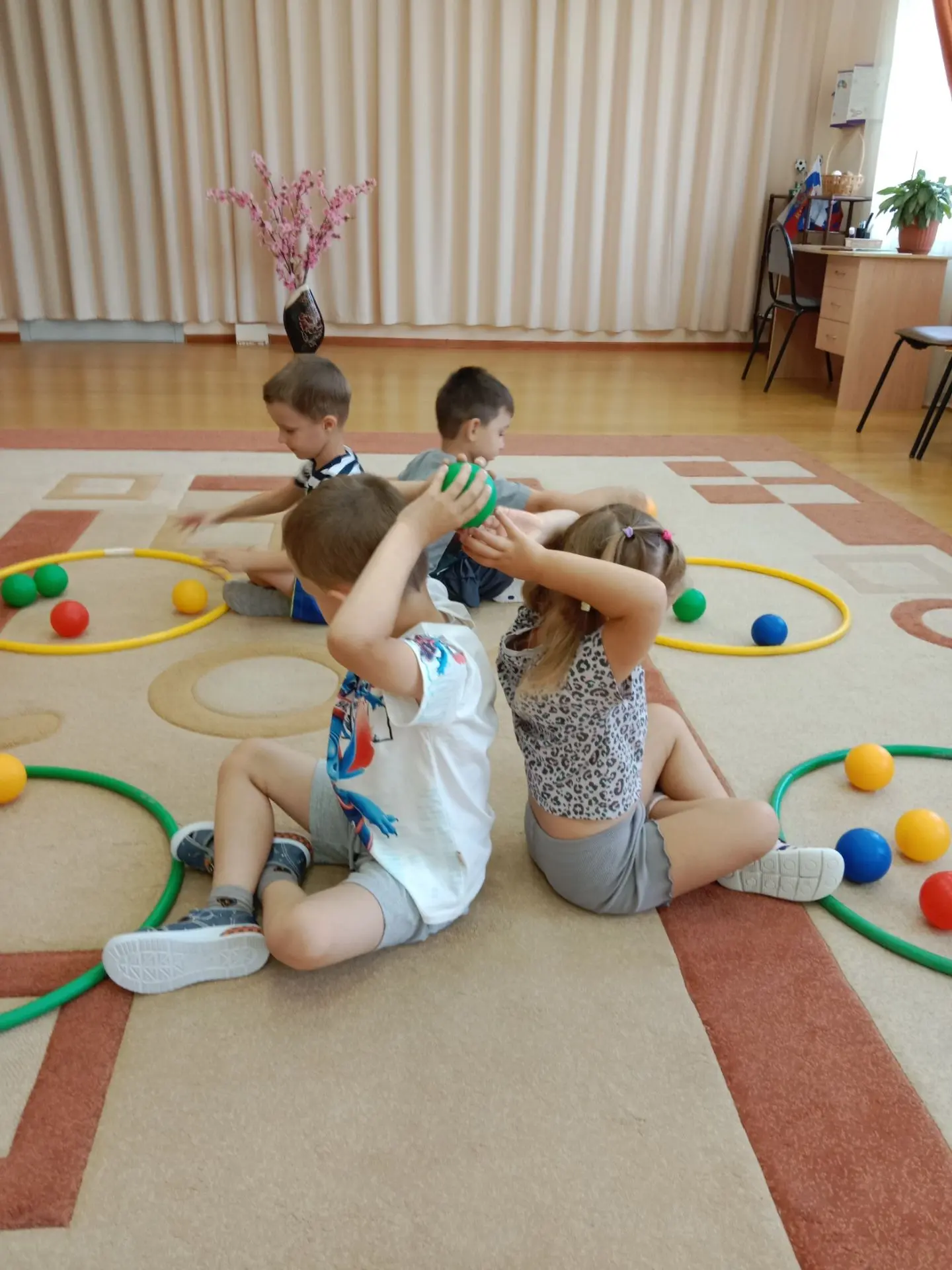 Сегодня воспитанники группы "Умка"🐻‍❄ познакомились с новой игрой на сплочение детског...
