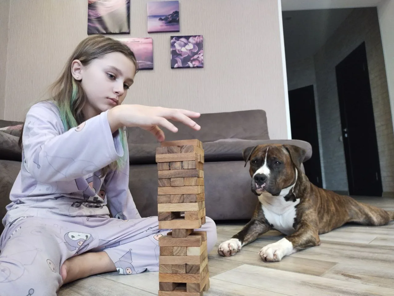 Пок полюбил наблюдать за игрой в дженгу😉.