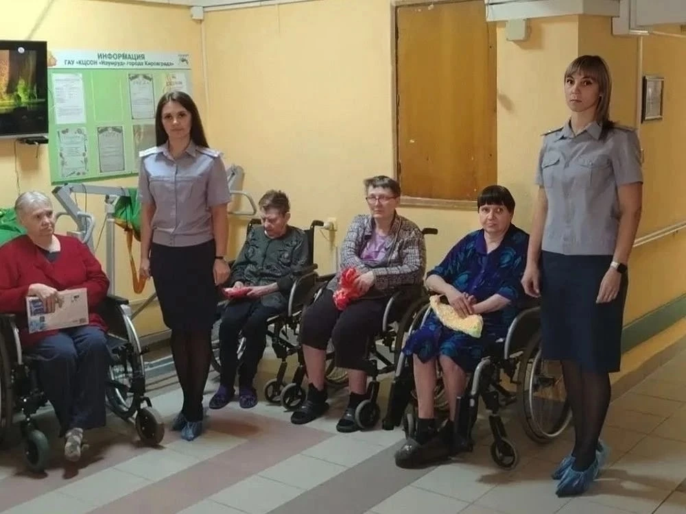Сотрудники кировградского СИЗО-6 вручили подарки пожилым людям в комплексном центре соц...