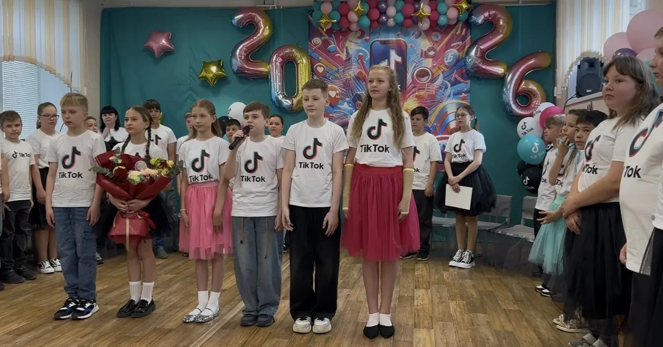 Сегодня состоялся выпускной в 4 «И» классе в стиле “TikTok”, классный руководитель Савина А.В. Позад