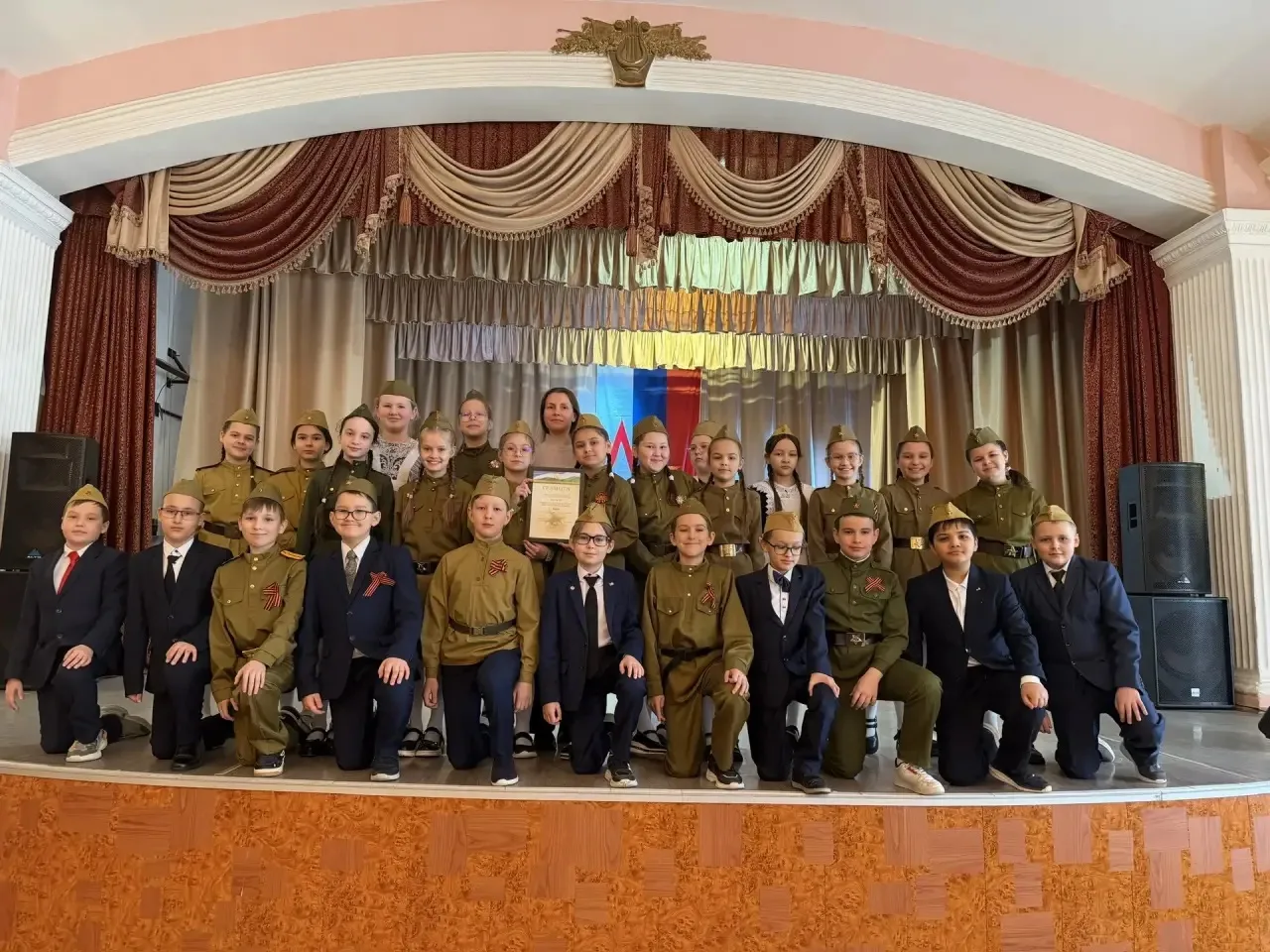 Поздравляем коллектив 4б класса (руководитель Якушина Юлия Викторовна), занявший 2 место в районном 