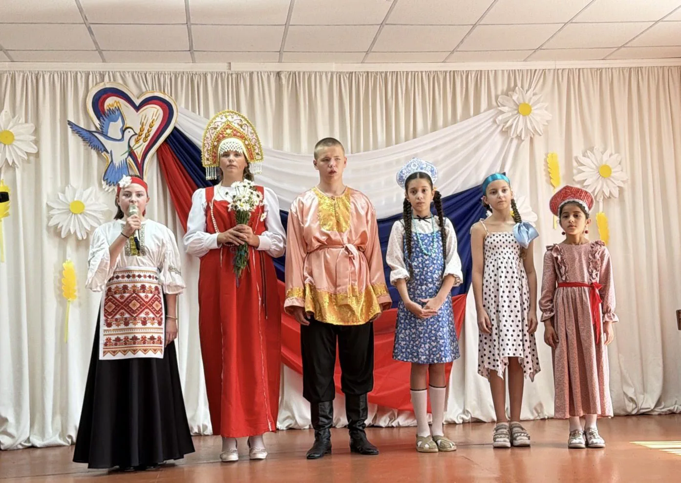 Праздник прошел с ощущением силы национального единства

12 июня в Доме культуры села Чардым состоял