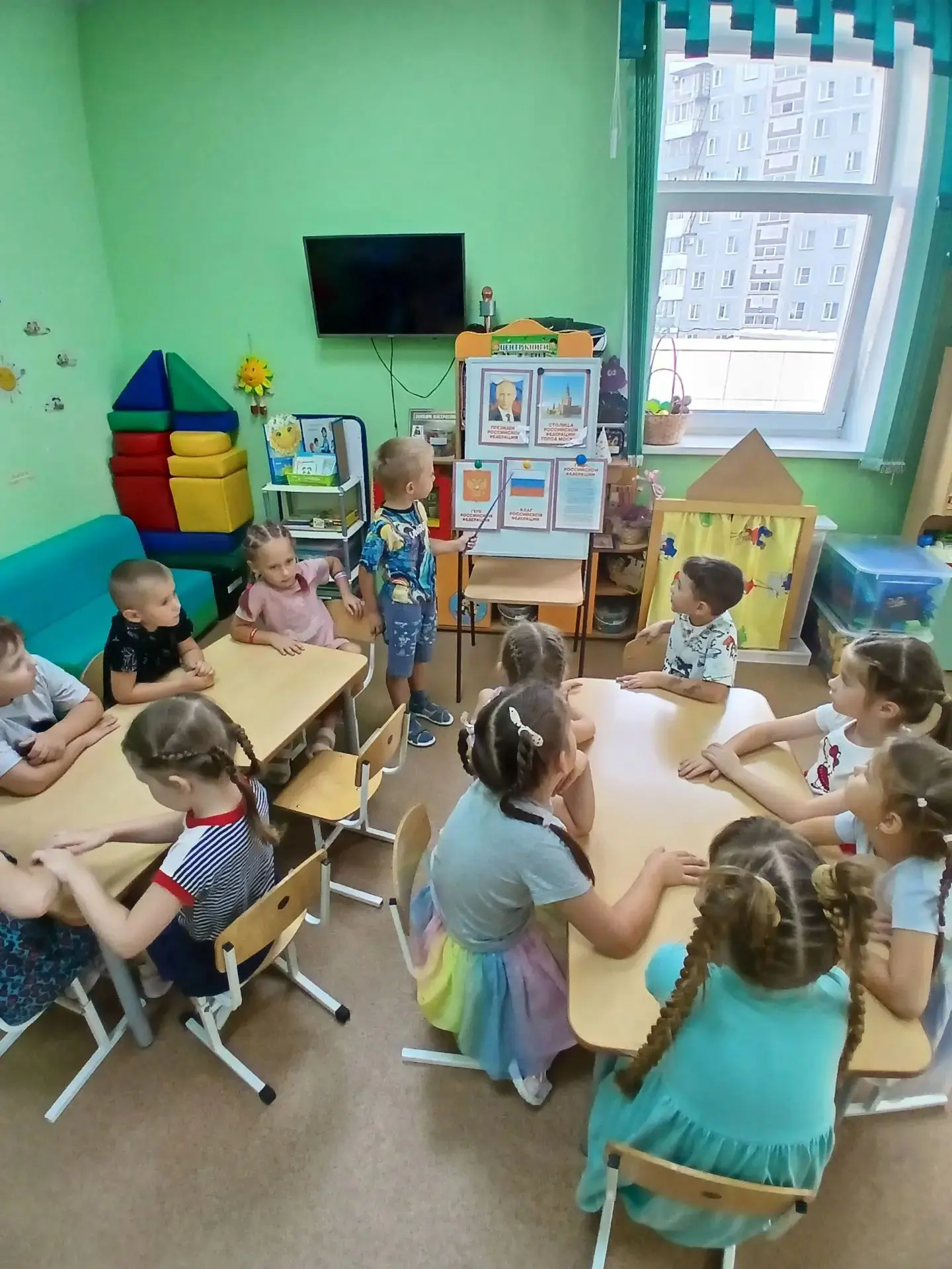 В 10 группе прошло увлекательное занятие, посвящённое Дню российского флага! ￼￼￼