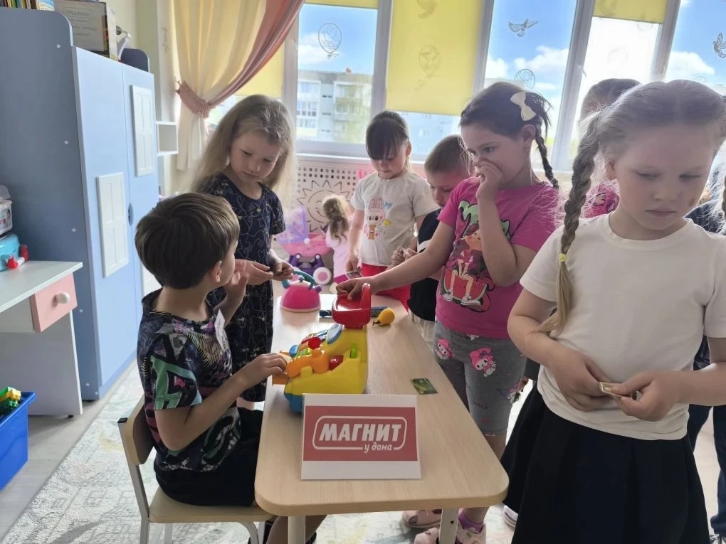 В подготовительной группе «Лучики таланта» прошло занятие по финансовой грамотности «По...