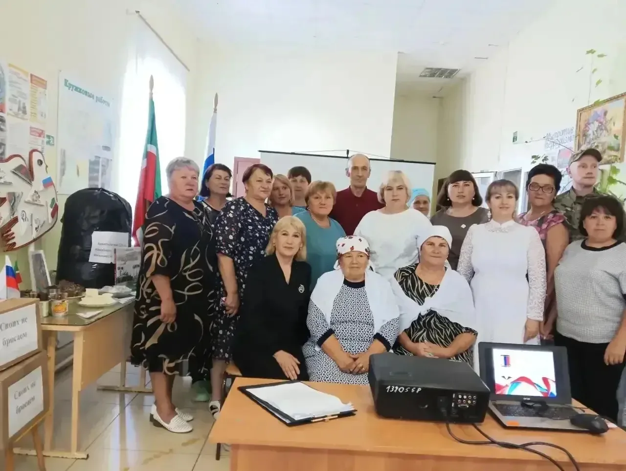 Вечная память героям: в Ахметьевской сельской библиотеке прошла встреча с матерями погибших бойцов
В