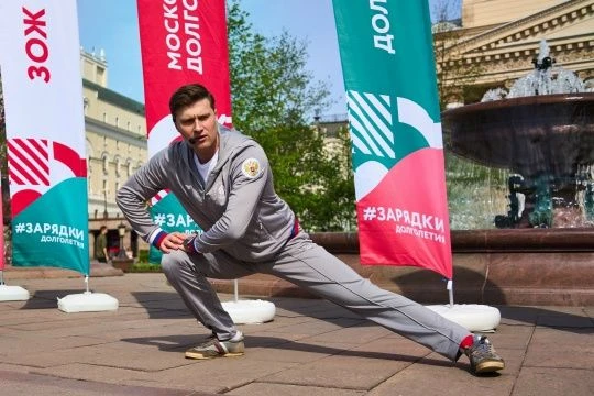 Зарядка у Большого театра? Да, и не только здесь! 

Для старших москвичей разминки в знаковых местах