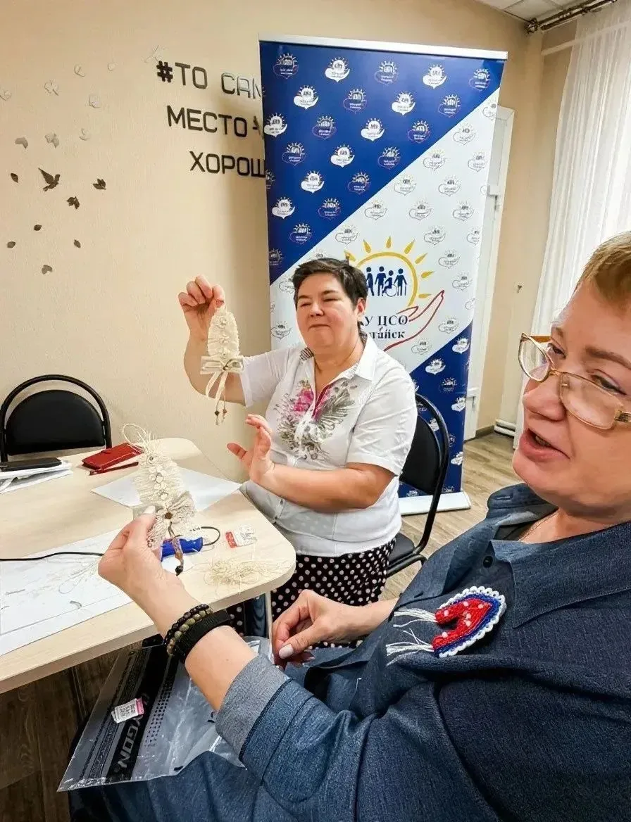 Сегодня  в ЦСО участники мастер класса «Брошь своими руками» создали брошь- декоративны...