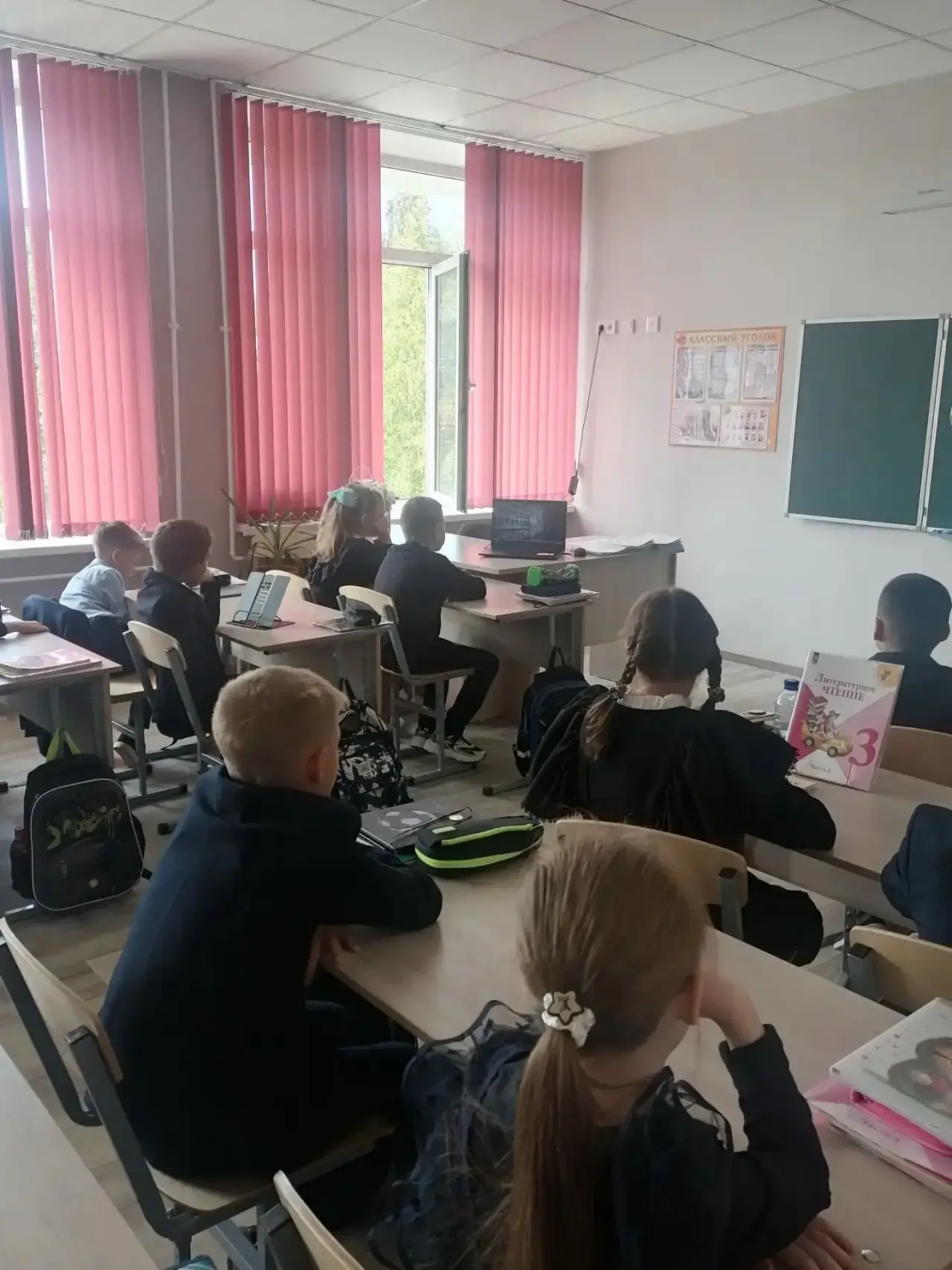 В 4-х классах состоялся классный час «Помним Беслан: урок памяти и безопасности». Мы го...