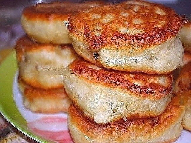 🥣 Оладушки, которые поднимаются прямо на глазах  🔖 Ингредиенты:  Кефир — 500 мл Мука — 3 стакана Яйц