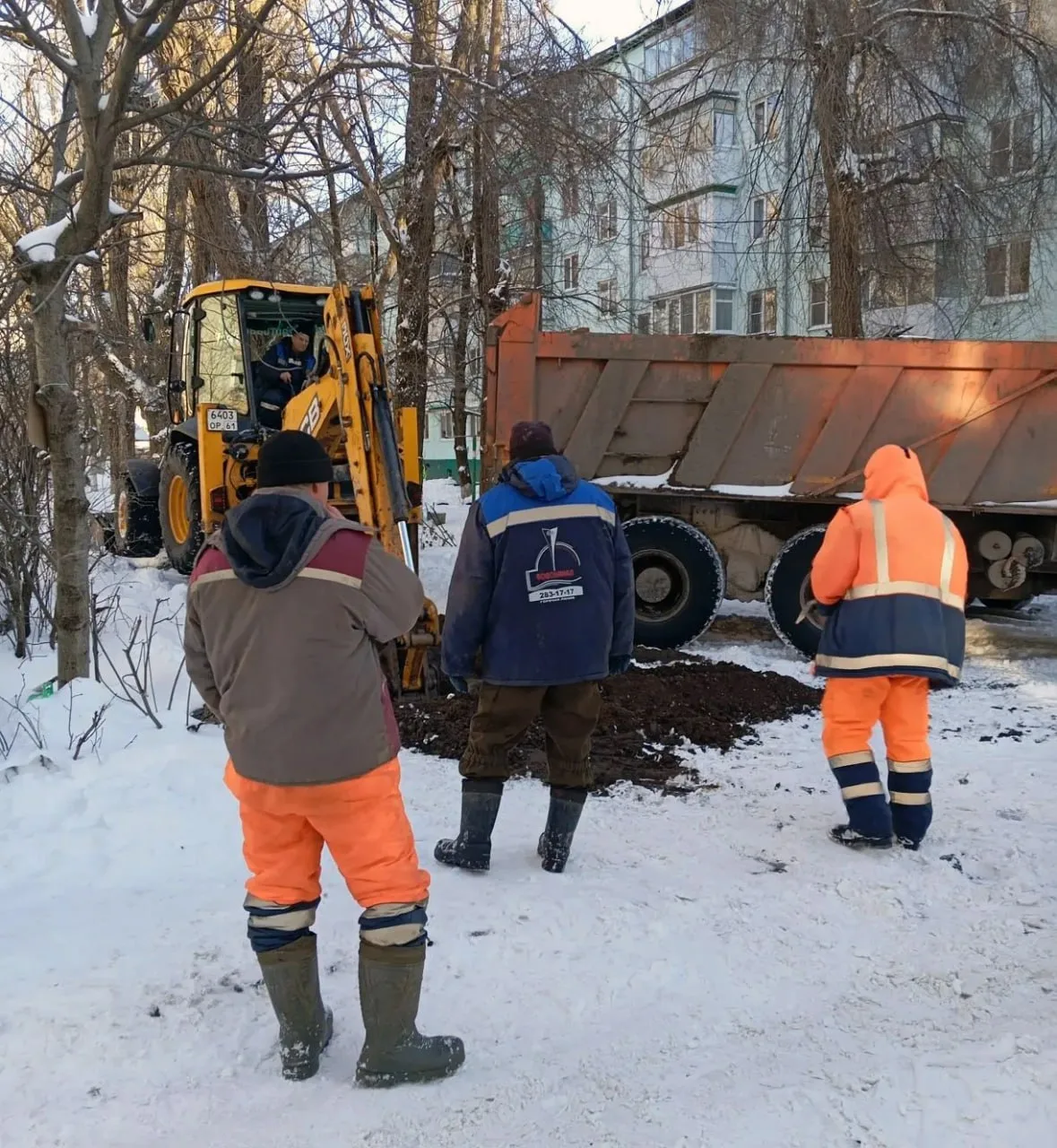 Бригада Ростовводоканала работает на проспекте 40-летия Победы, 67/1. Задача ребят - как можно скоре