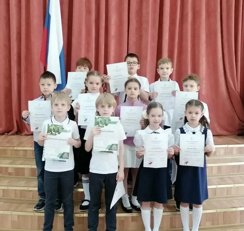 💢 Торжественная линейка   Друзья! Сегодня в школьном здании №2 прошла торжественная линейка, посвящё
