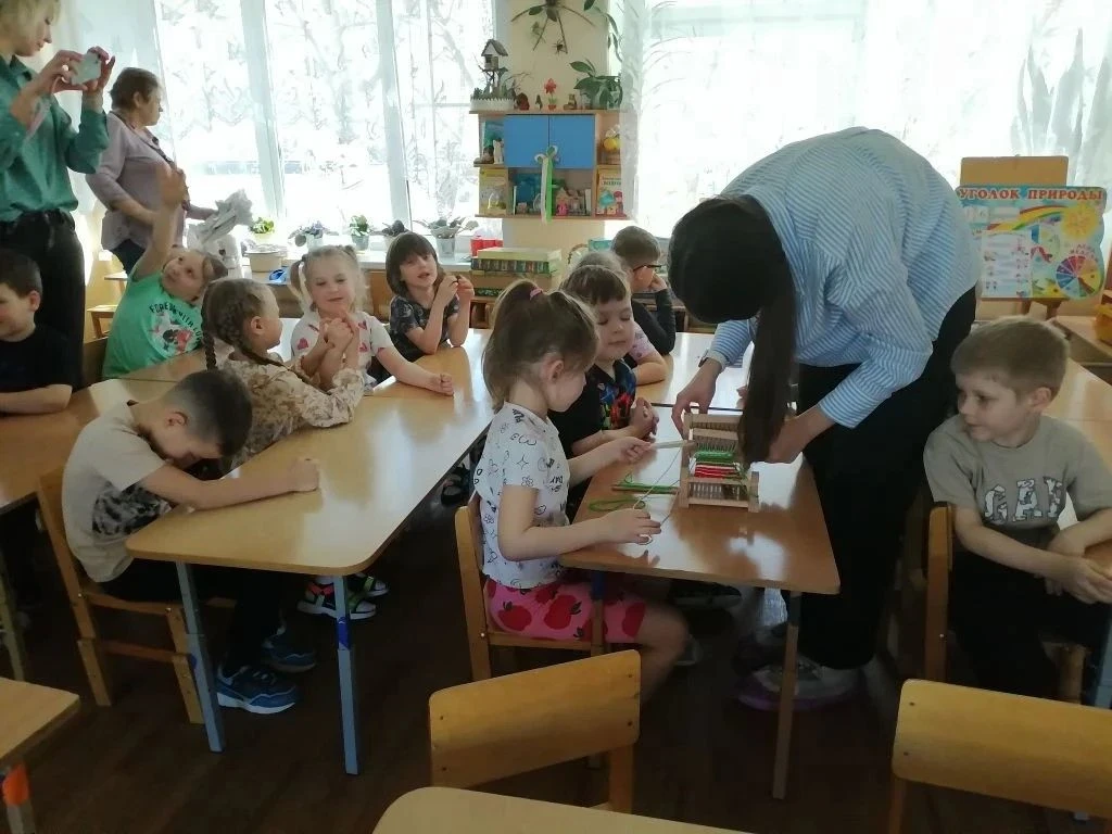 🧵 Экскурсия в мир ткани и традиций Сегодня актив школьного музея совместно с «Движением первых» пров