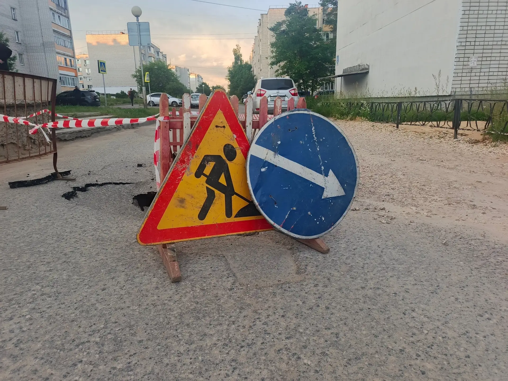 Во дворе за Кубой, в районе дома 33 по улице Юности.
Будьте аккуратны.