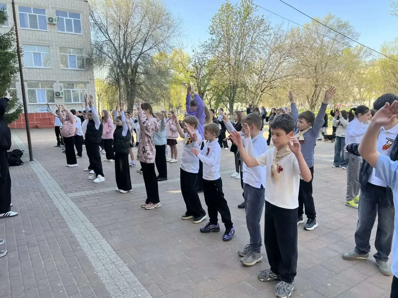 🏃‍♀️Утренняя зарядка в школе — это простой способ начать день с бодрости и хорошего настроя.   Корот