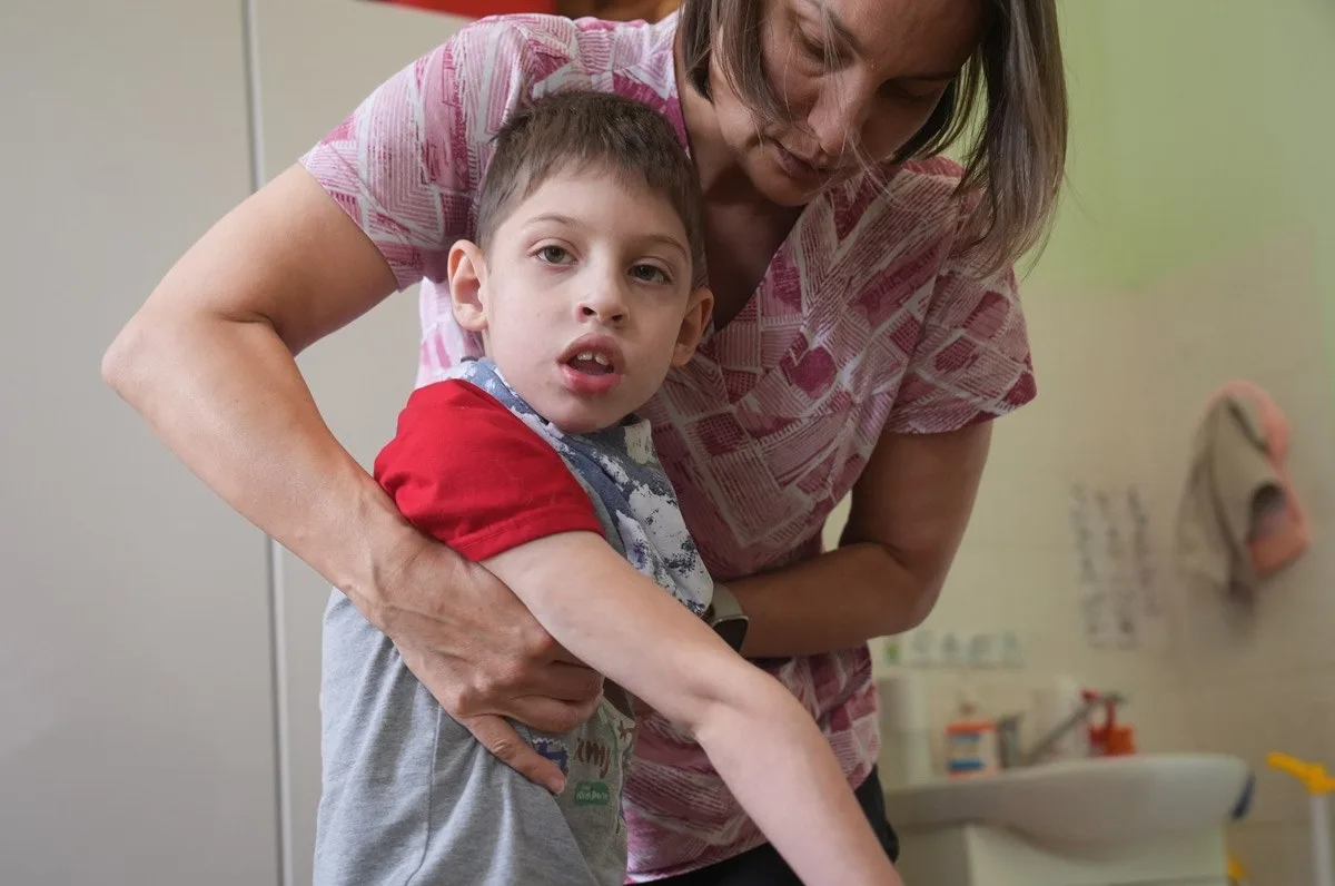 9-летний Саша Николаев из Москвы не ходит, не разговаривает, питается через гастростому...