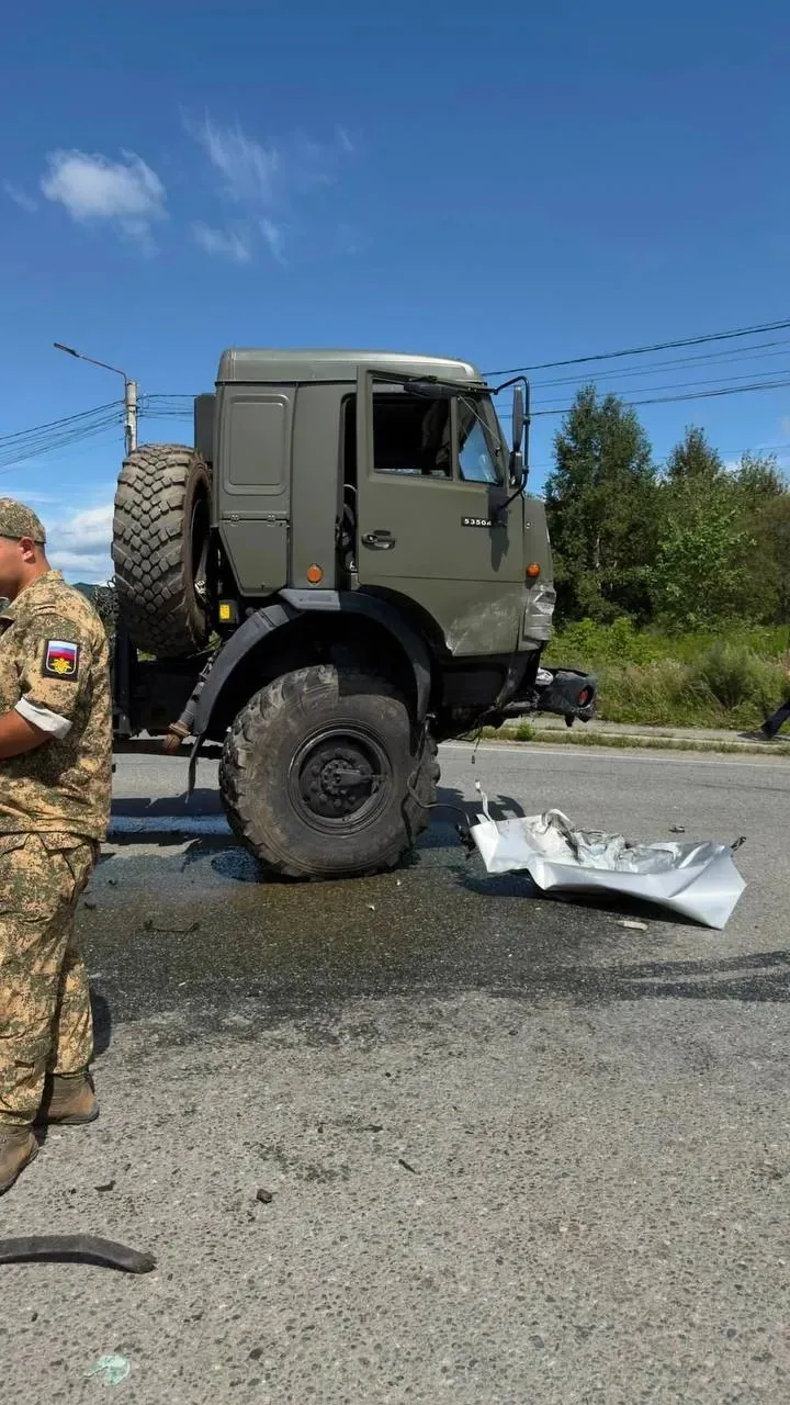 В Находке военный грузовик столкнулся с легковушкой