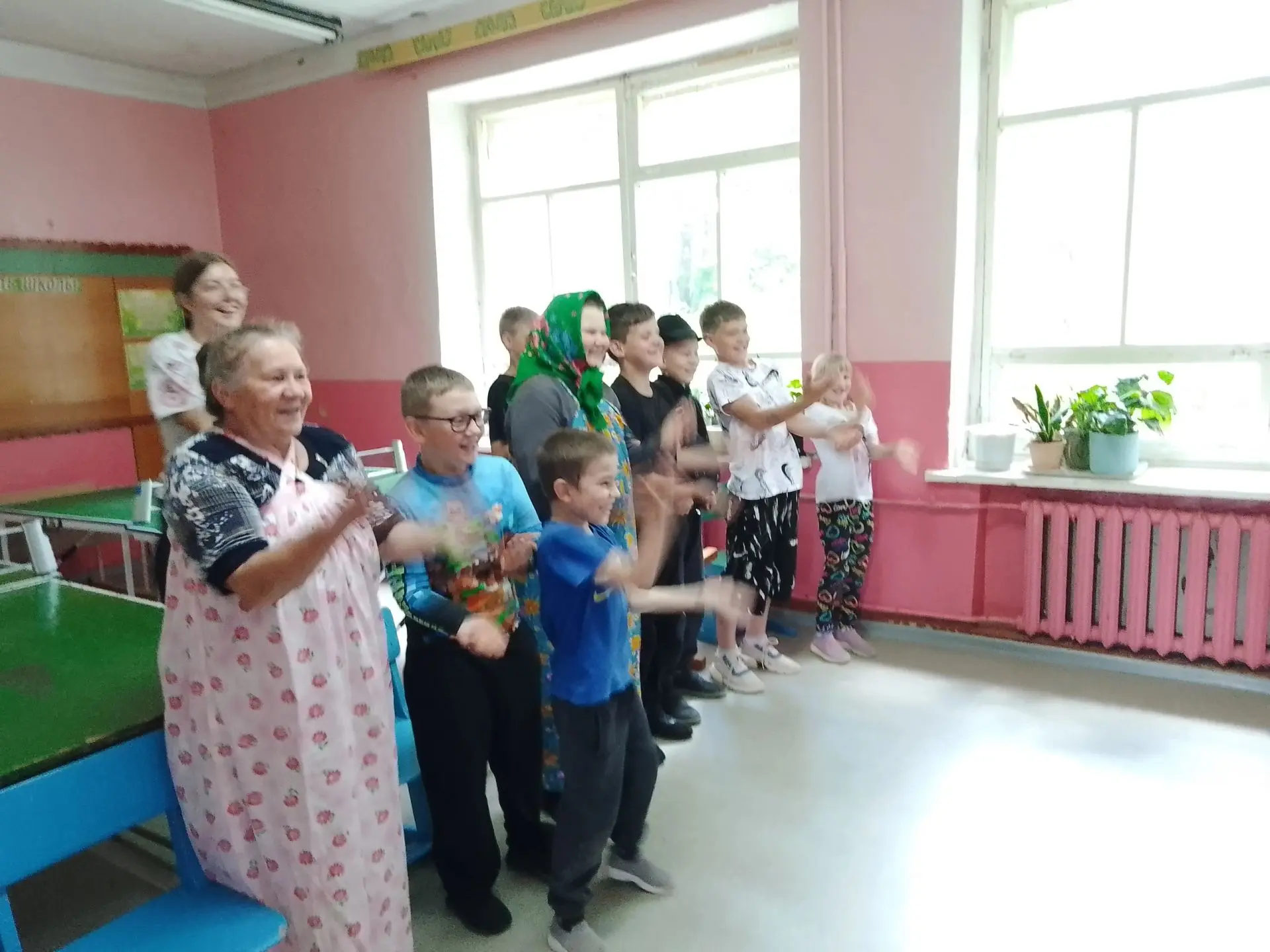 25 июня солнышко с утра порадовало всех, кто пришёл в лагерь «Непоседы».  

В этот день состоялось з