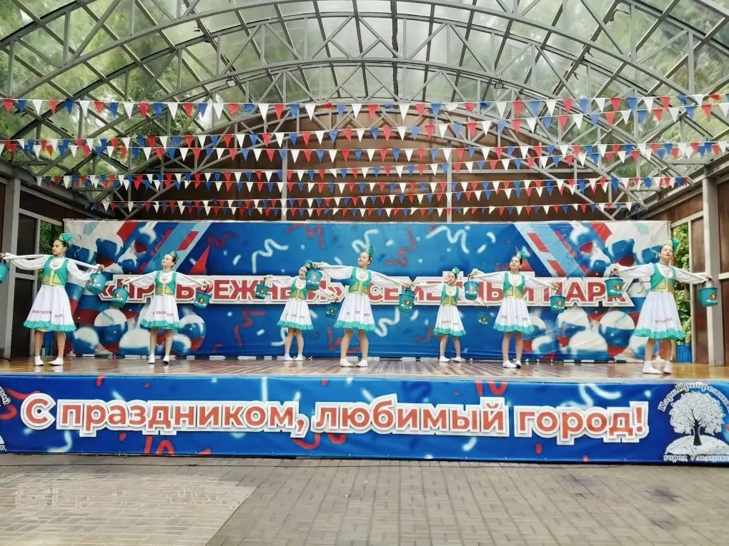 🎤 Голоса, которые согревают даже в пасмурный день!

Вчера в Парке Прибрежном прошла концертная прог