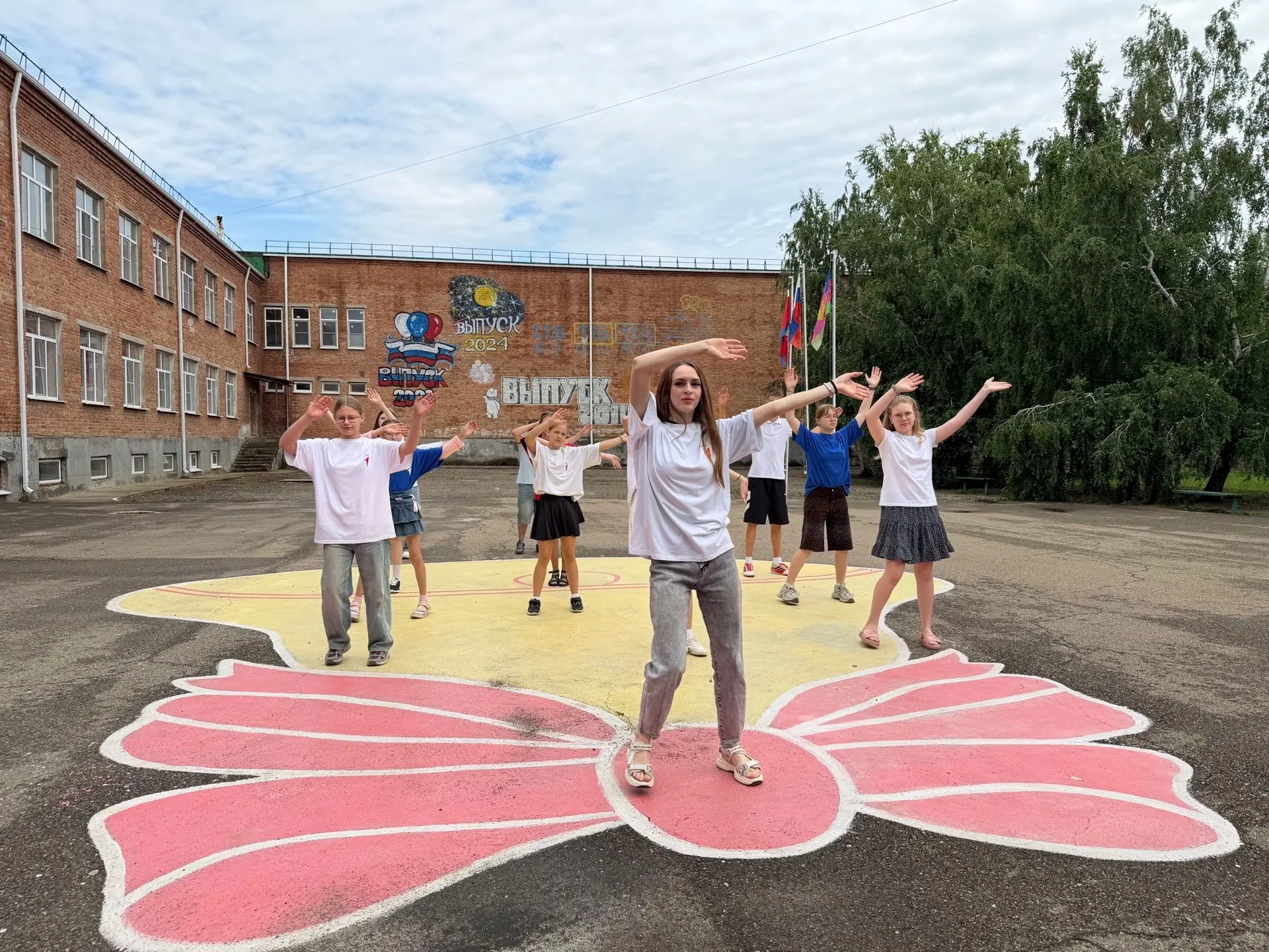 🎉 Флешмоб в честь Дня России — море эмоций и одно большое сердце! 🎉

Сегодня наш ЛДП превратился в