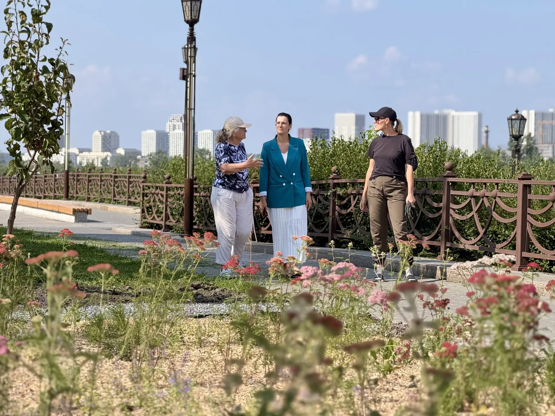 В Тюмени на Никольской площади полным ходом идёт подготовка к фестивалю ландшафтного дизайна, благоу