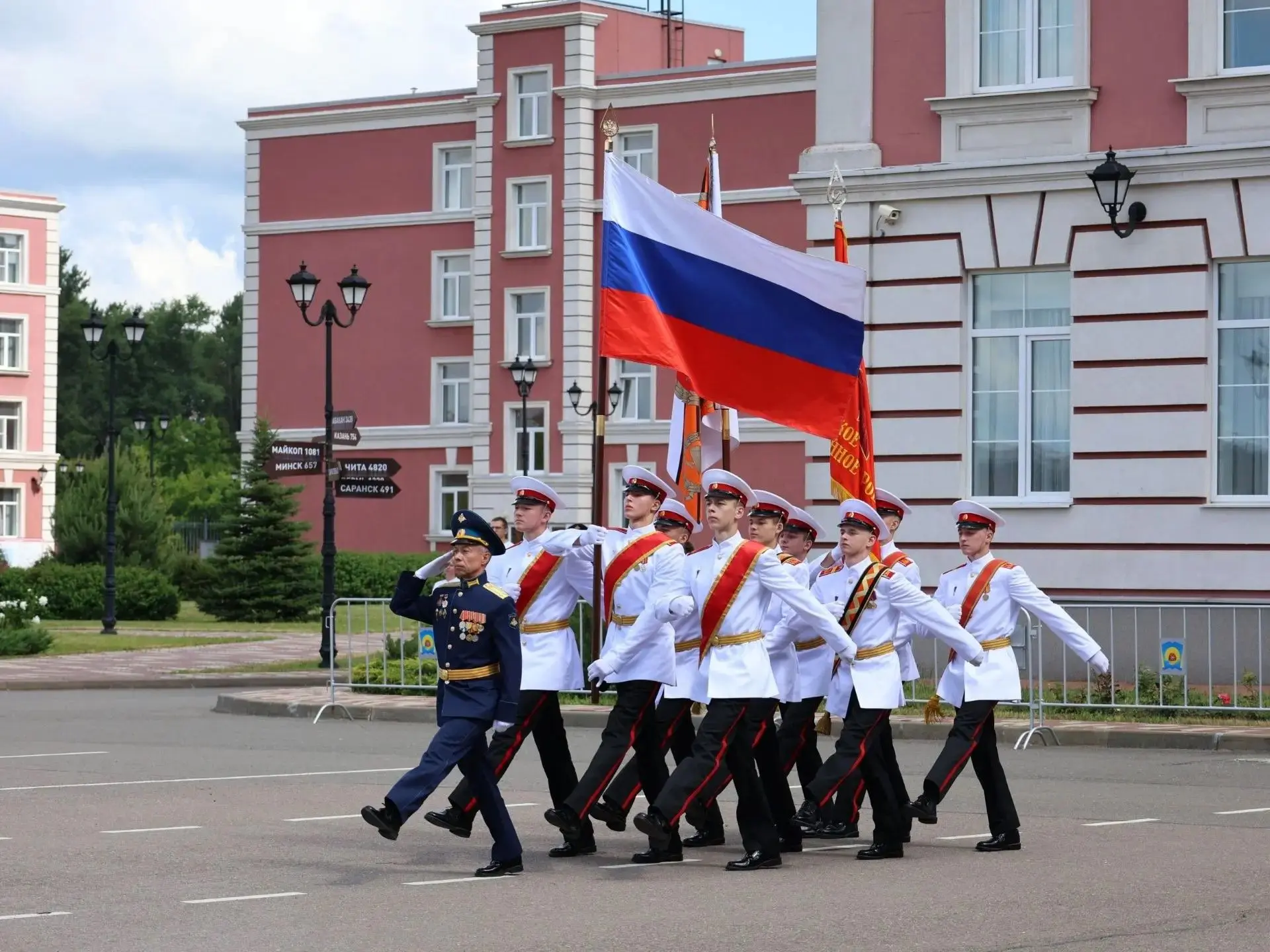 Поздравил тульских суворовцев с выпуском

В Тульском суворовском военном училище прошла торжественна