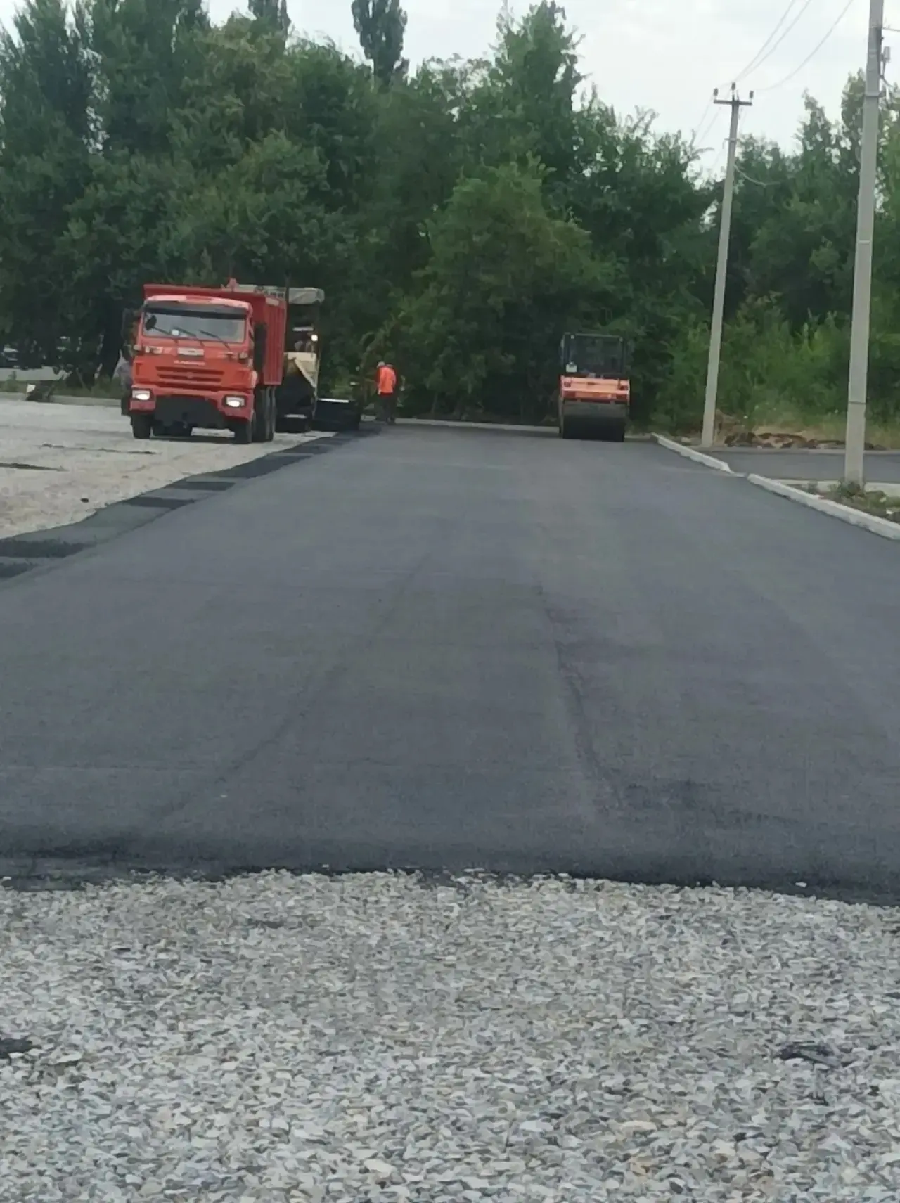 🔨🚧 Ведутся работы по асфальтированию стоянки перед Центральной районной больницей (ЦР...