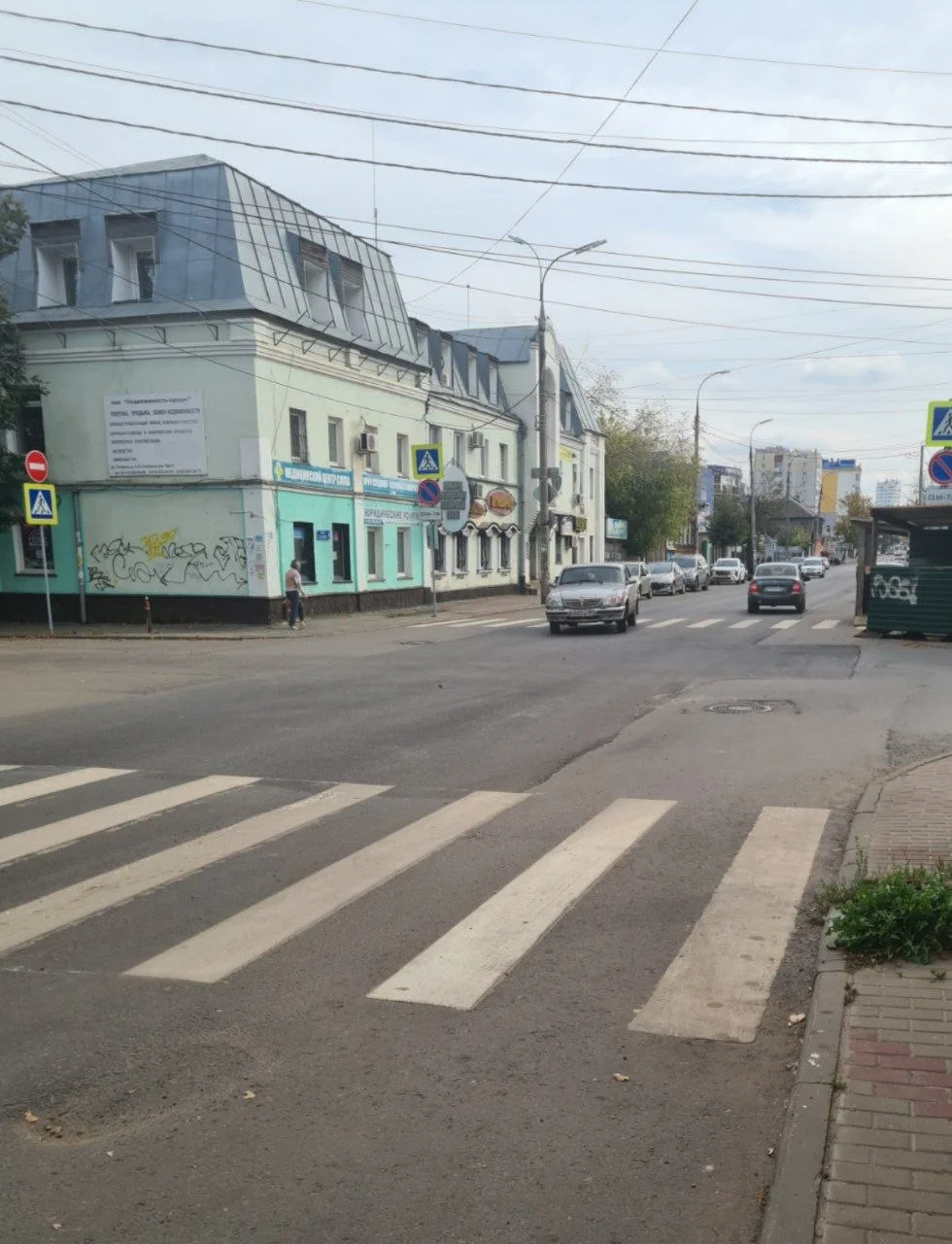 Асфальт на улице Гагарина, который администрация Орла недавно называла новым, уже вызыв...