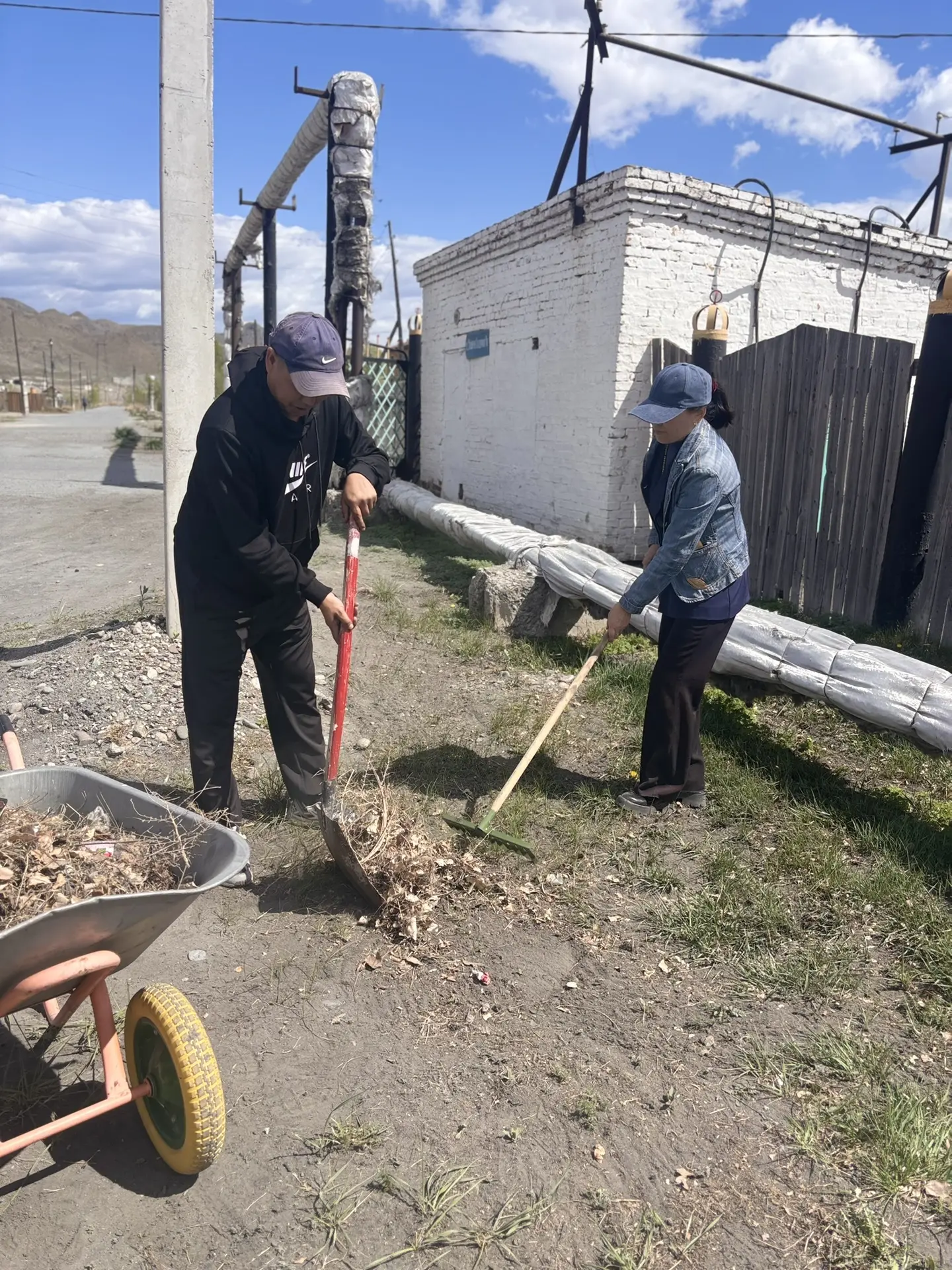 Коллектив школы вышел на субботник, навёл порядок и убрался на территории👍🏻