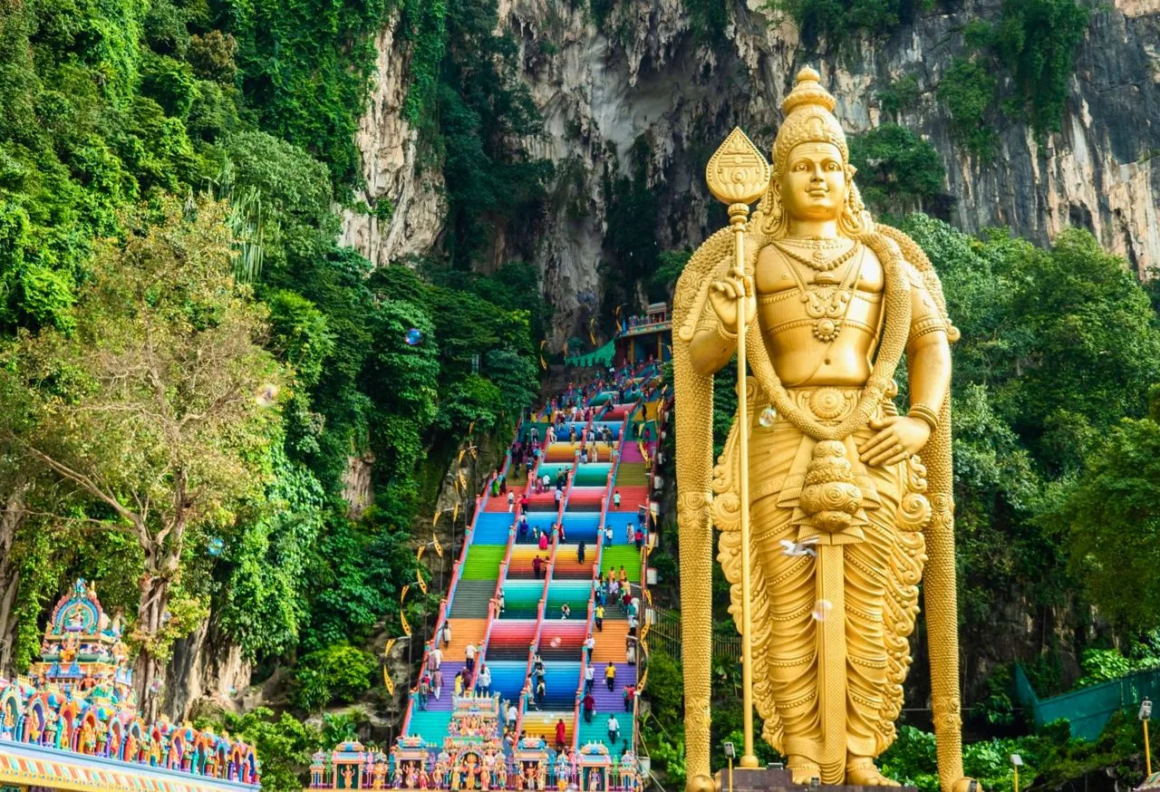 Пещеры Бату, Малайзия 🇲🇾

🔹 Пещеры Бату расположены в 13 километрах от Куала-Лумпура. Добраться и
