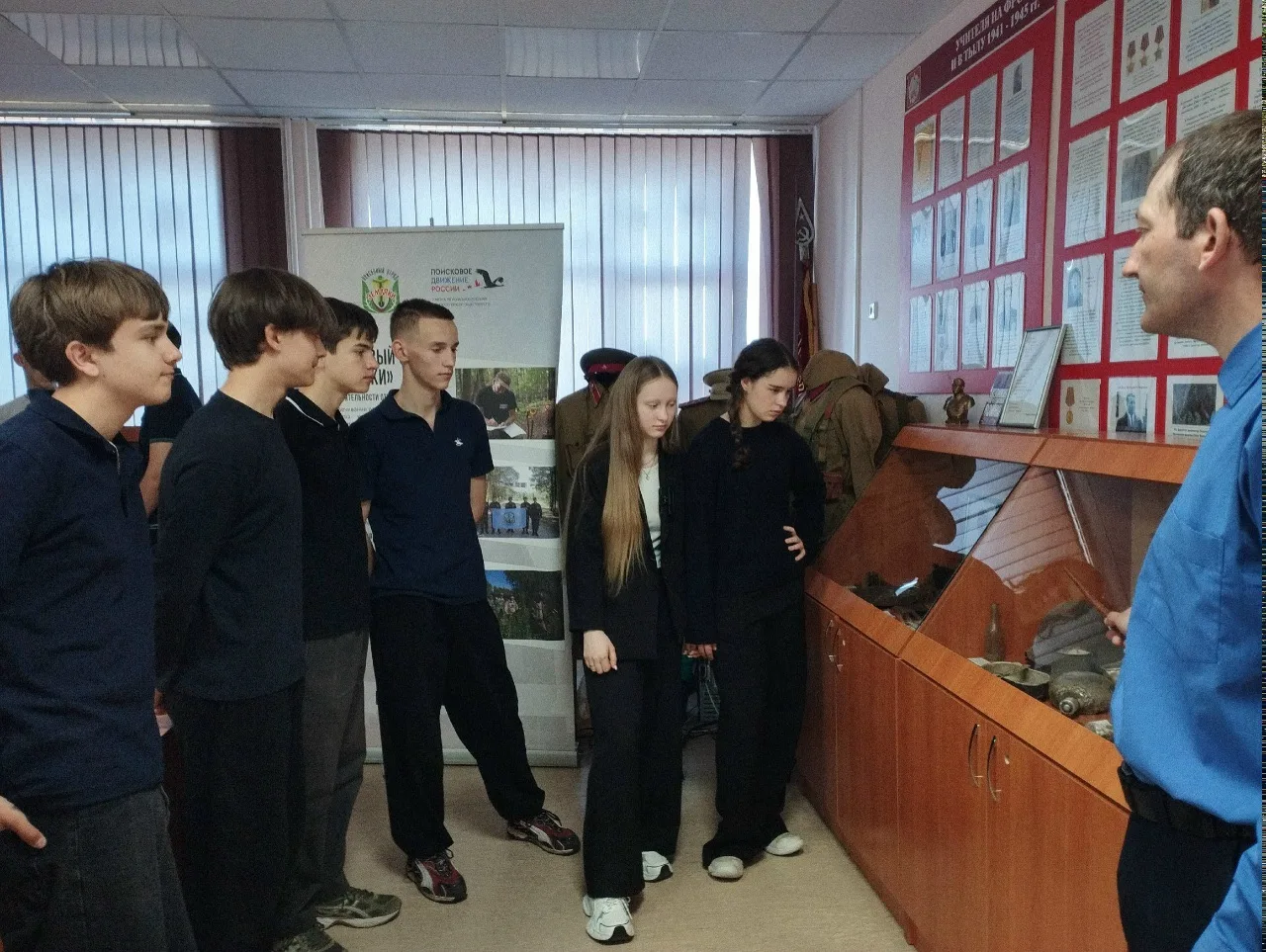 Восьмиклассники в школьном музее 🏛️

Сегодня с экспозицией предметов Великой Отечественной войны по