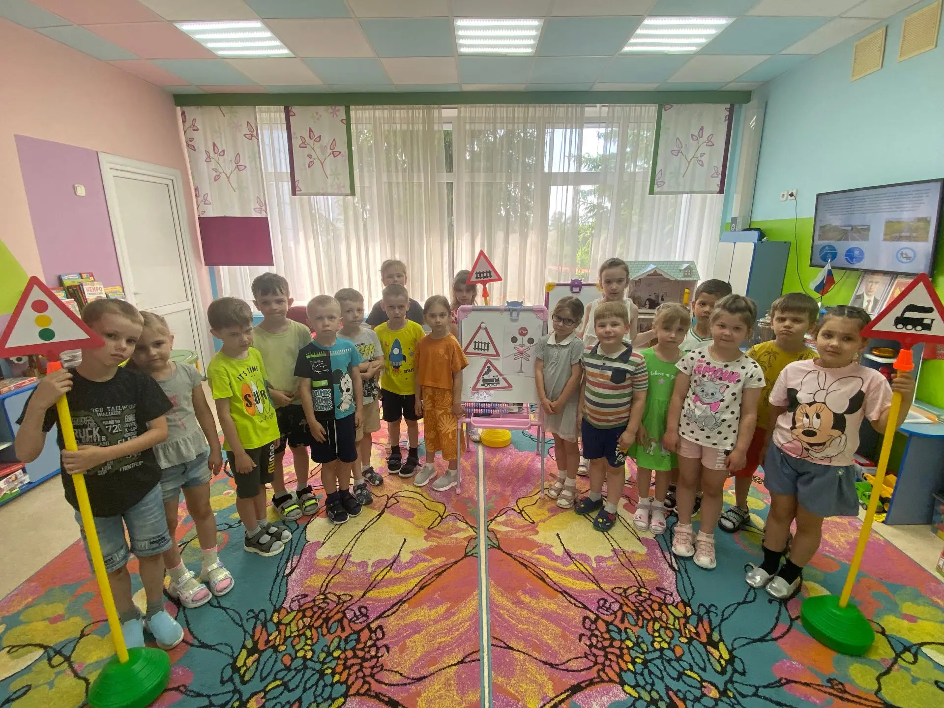 ​🚂 Шлагбаум, семафор и важные знаки: продолжаем учить правила безопасности!