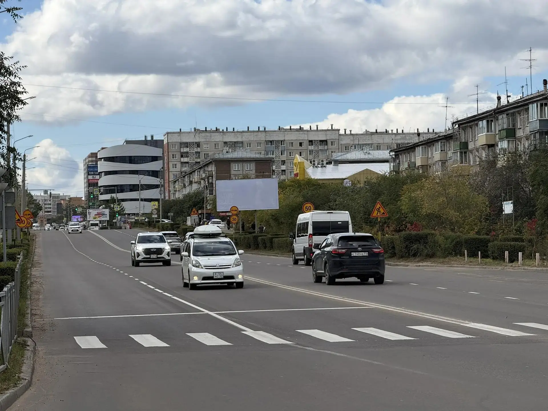На улицах Шумяцкого и Жердева наносят новую разметку после ремонта дороги