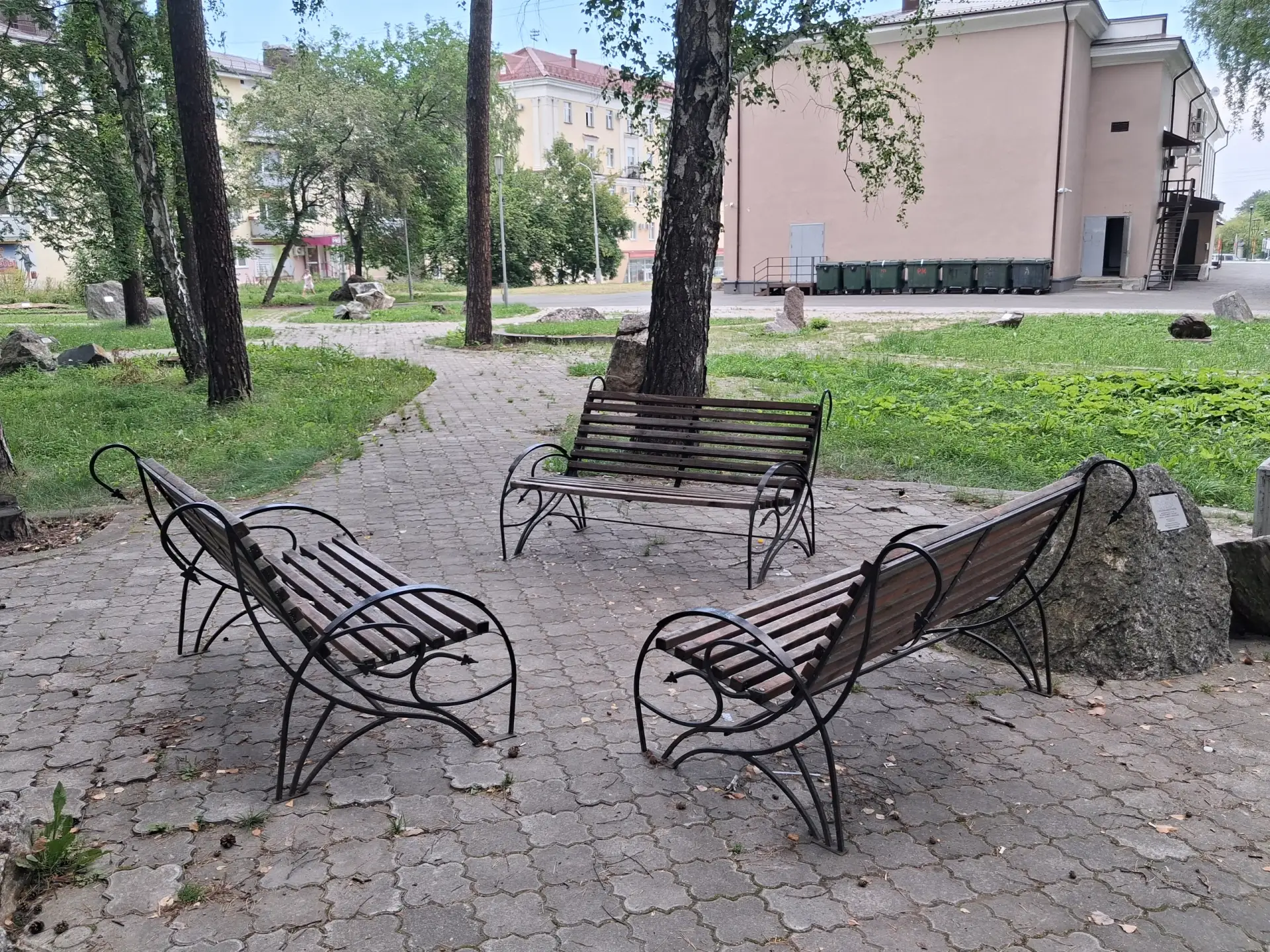 На троих...