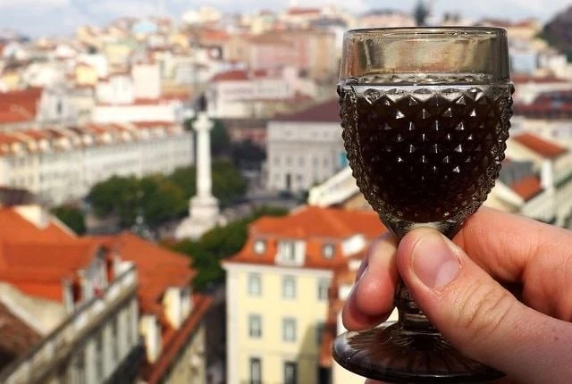 🇵🇹 Португалия оказалась на первом месте в ЕС по ежедневному употреблению алкоголя.
