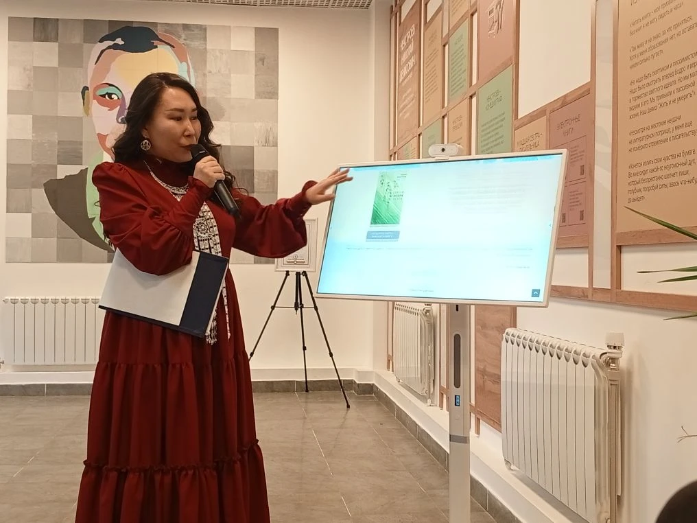 Олунньу 13 күнүгэр Төрөөбүт тыл, сурук-бичик күнүгэр, Дьокуускай куоракка, SMART библио...