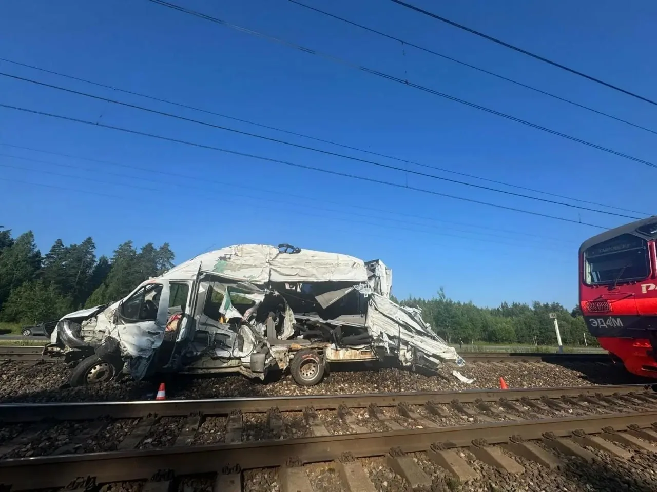 Столкновение электропоезда и микроавтобуса произошло 1 июля в 07:30 на 13-ом километре ...