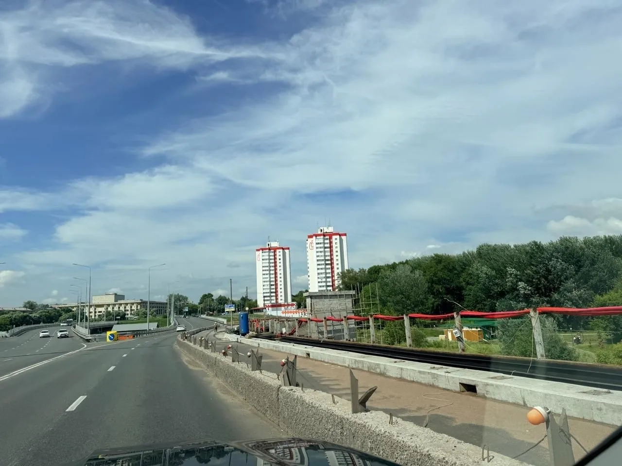 Это вчерашнее фото Октябрьского моста. На самом мосту рабочих не наблюдалось. На съезде...