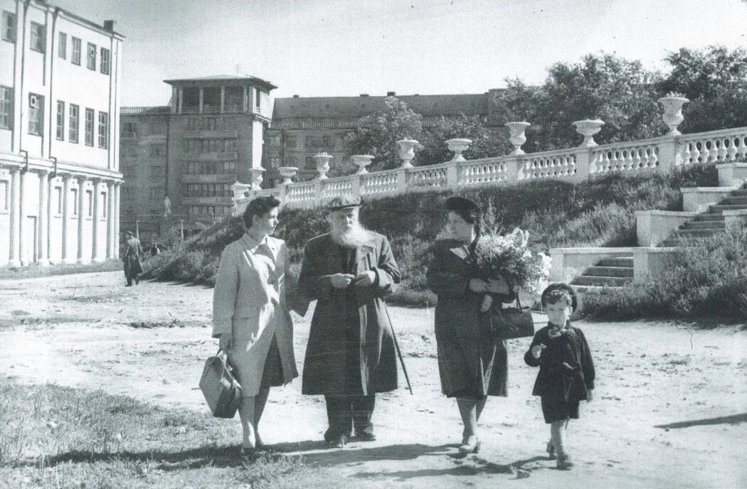 Павел Петрович Бажов в сквере Оперного театра в 1950 году.