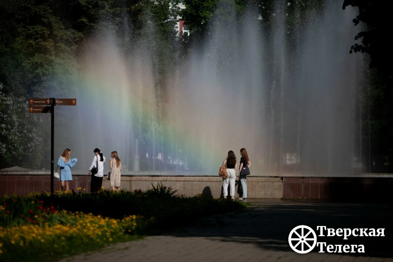 🌈 В Твери генерируют радугу  А если серьёзно — фонтан на Тверской площади в ясную погоду регулярно п