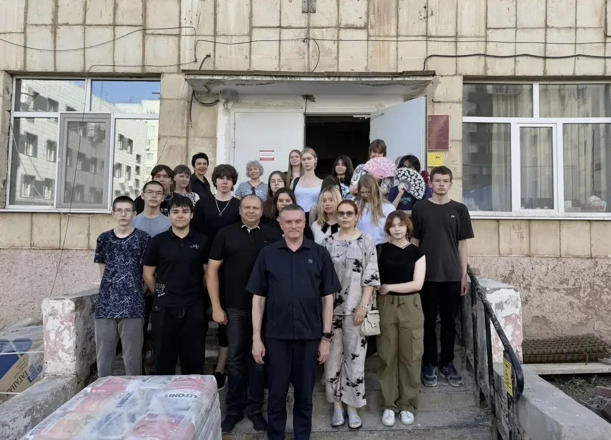 В колледже собрались все, кто делает жизнь в общежитии комфортной: администрация, воспитатели и, кон