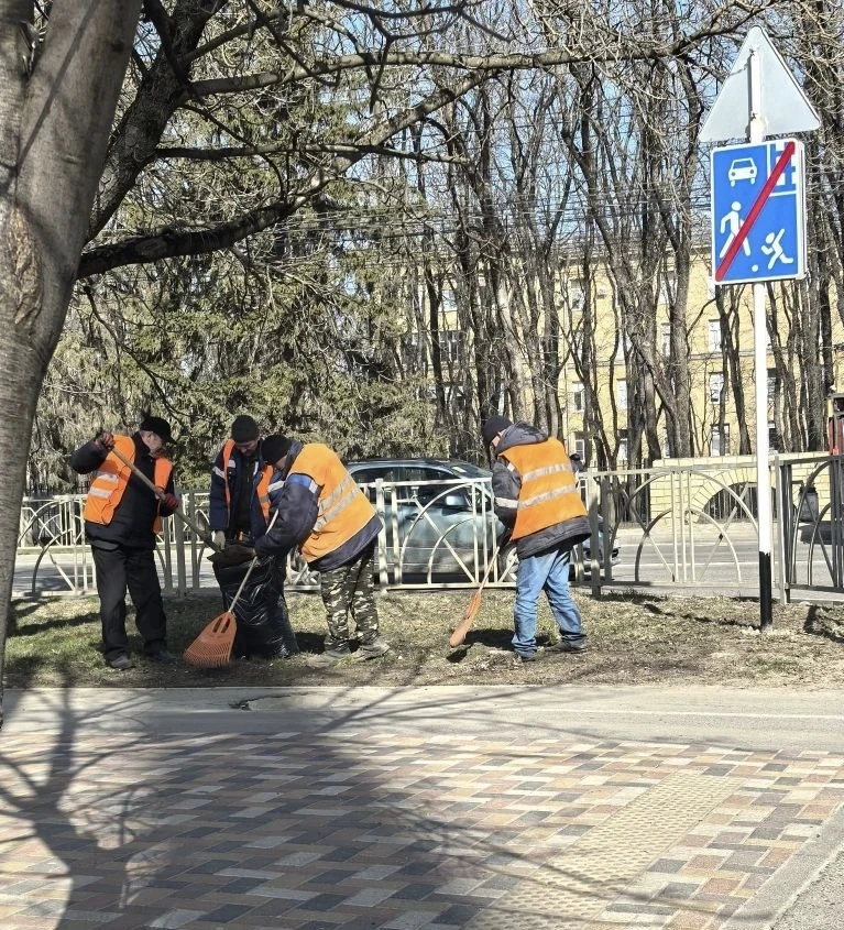 Первую в этом году весеннюю санитарную пятницу сегодня провели во всех трех районах Ставрополя. Сотр