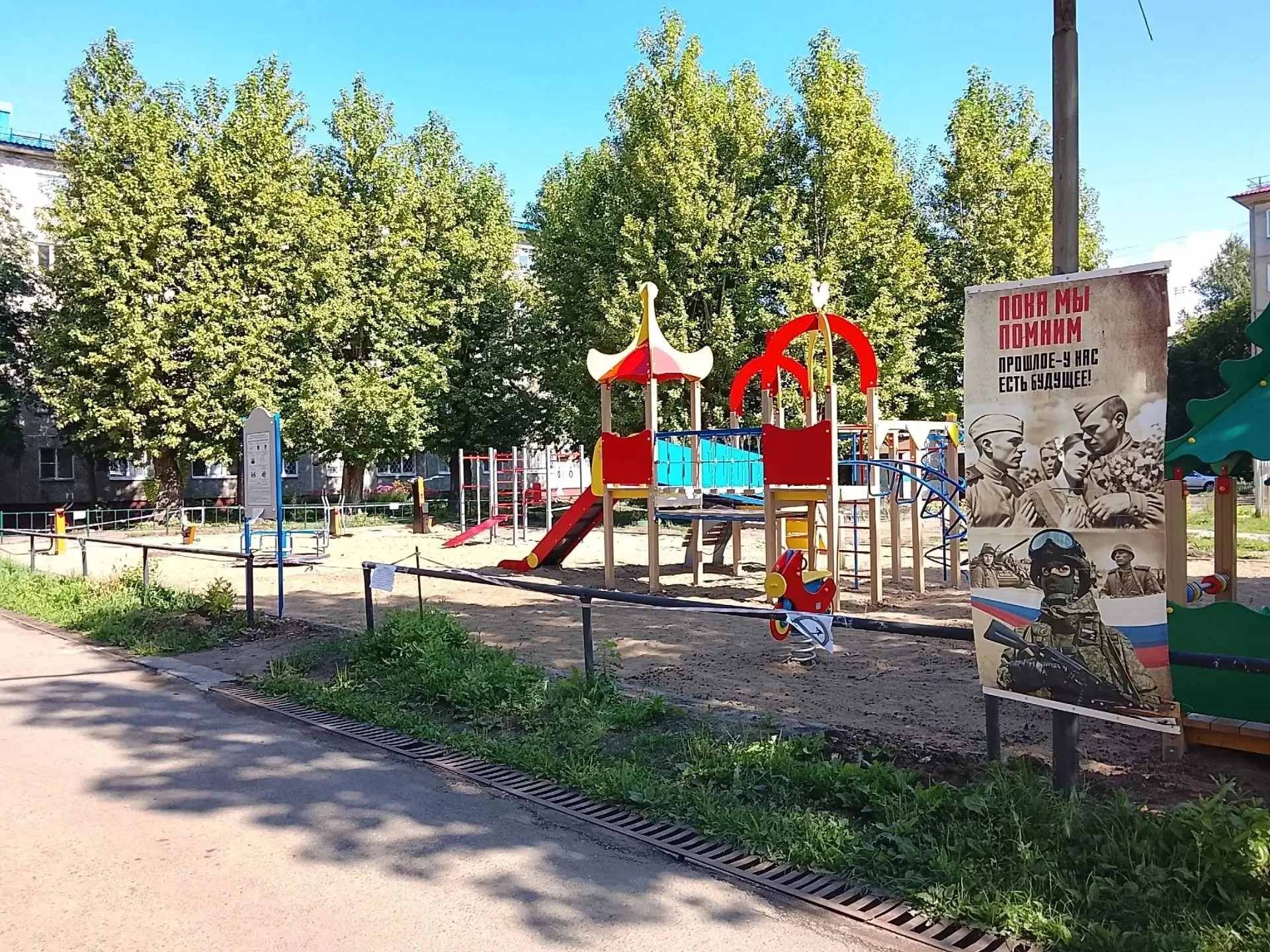 👧В Советском округе завершается благоустройство дворовой площадки на улице Химиков.