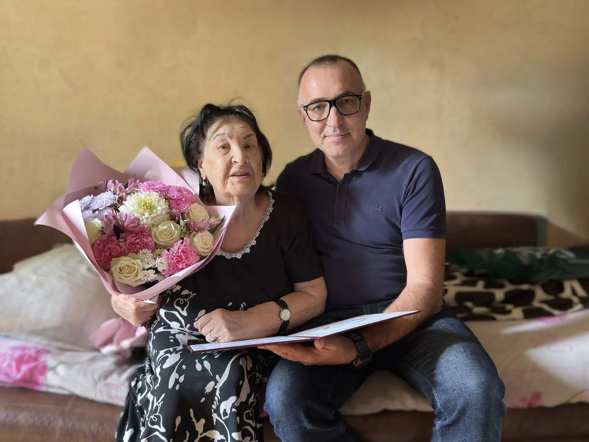 💐Алексей Зотов поздравил жительницу района Троицк Аллу Бэллан с 95-летием

Алла Николаевна родилась